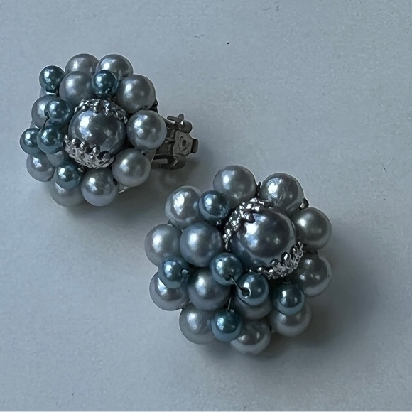 VINTAGE MID CENTURY cluster Light Blue Faux Pearl Clip earrings NWOT - Picture 7 of 8